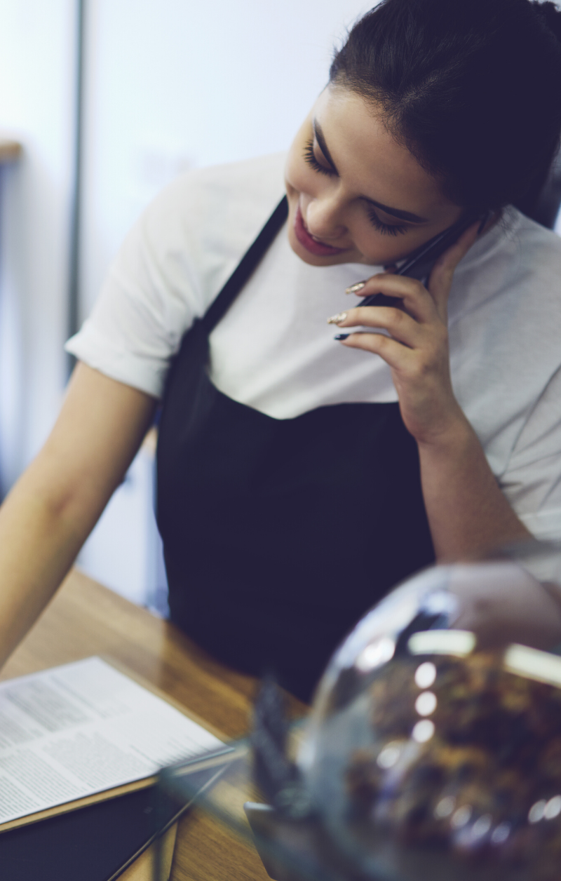 femme en formation dans un restaurant